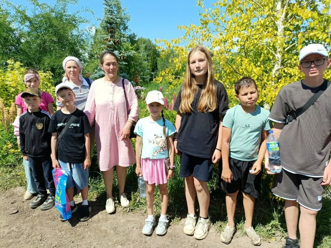 «От семечка до шедевра: школьники из Пикшика погрузились в мир растений в агропарке "АлиСад"» «От семечка до шедевра: школьники из Пикшика погрузились в мир растений в агропарке "АлиСад"»