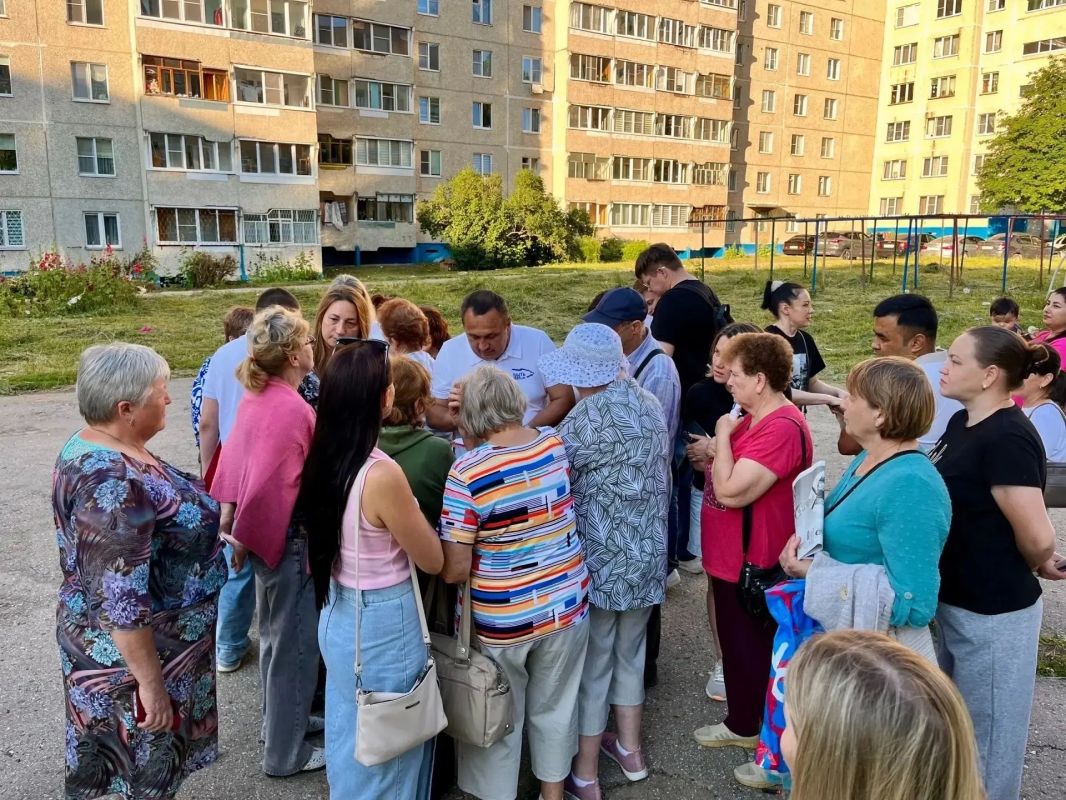 В Чебоксарах продолжаются встречи с жителями, обсуждаются вопросы ремонта и благоустройства дворовых территорий В Чебоксарах продолжаются встречи с жителями, обсуждаются вопросы ремонта и благоустройства дворовых территорий