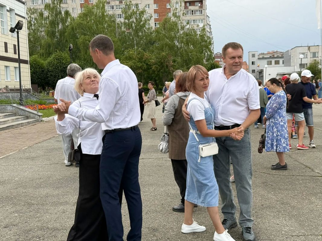 Впервые на площади Победы в Новочебоксарске под открытым небом выступил концертно-духовой оркестр из Чебоксар под управлением Владимира Петрова Впервые на площади Победы в Новочебоксарске под открытым небом выступил концертно-духовой оркестр из Чебоксар под управлением Владимира Петрова