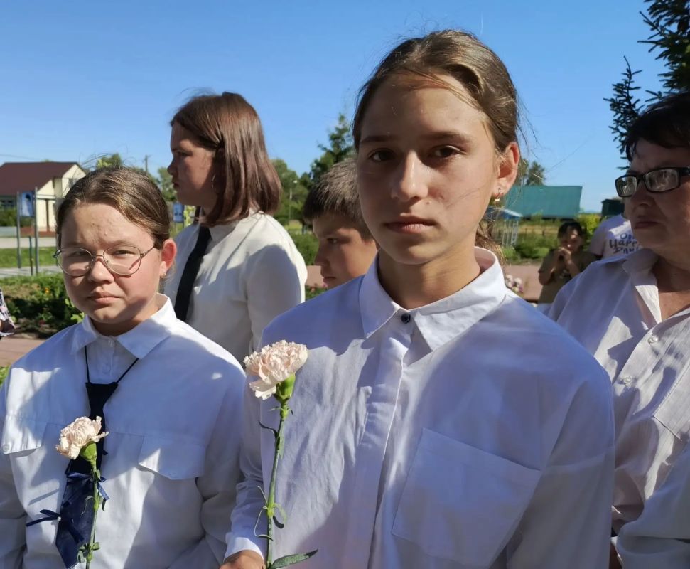 В память о подвиге: в Алатырском округе открыта мемориальная доска В память о подвиге: в Алатырском округе открыта мемориальная доска
