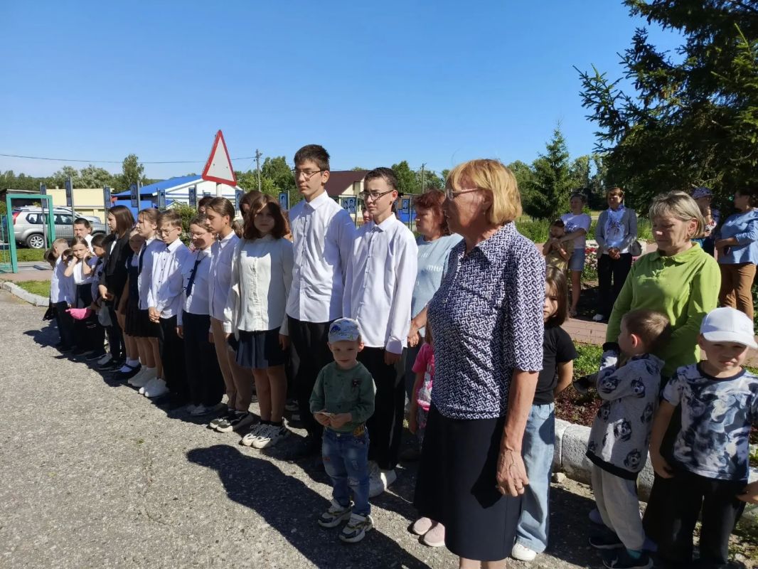 В память о подвиге: в Алатырском округе открыта мемориальная доска В память о подвиге: в Алатырском округе открыта мемориальная доска