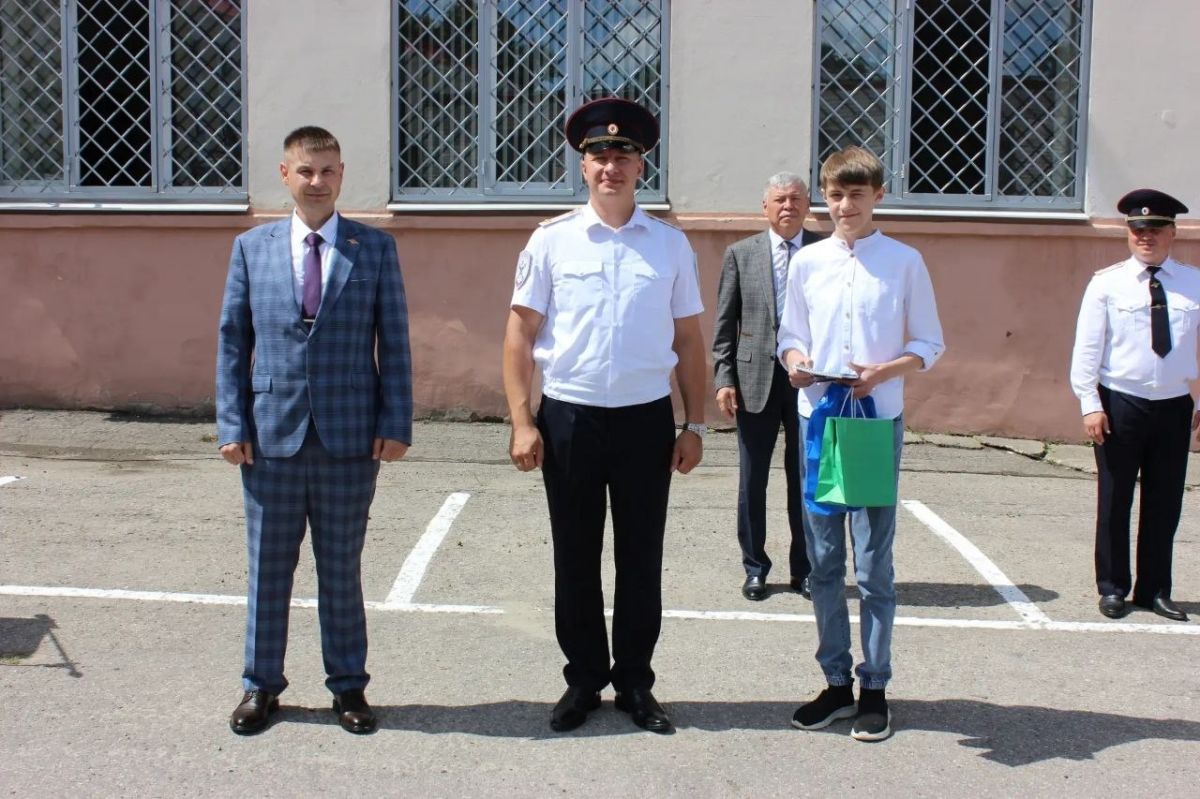 В УМВД России по городу Чебоксары в честь Дня образования Чувашской милиции вручили паспорта юным гражданам В УМВД России по городу Чебоксары в честь Дня образования Чувашской милиции вручили паспорта юным гражданам