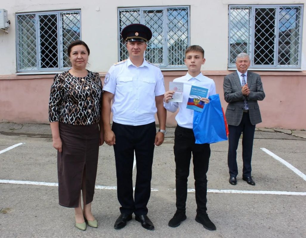 В УМВД России по городу Чебоксары в честь Дня образования Чувашской милиции вручили паспорта юным гражданам В УМВД России по городу Чебоксары в честь Дня образования Чувашской милиции вручили паспорта юным гражданам