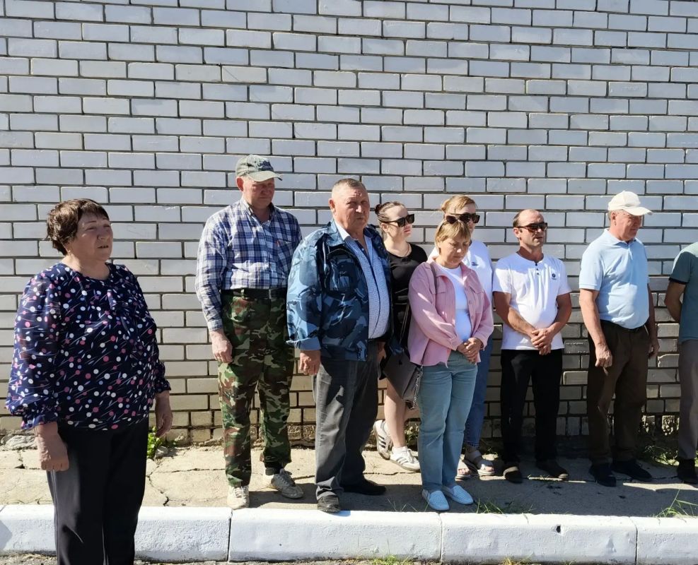 В память о подвиге: в Алатырском округе открыта мемориальная доска В память о подвиге: в Алатырском округе открыта мемориальная доска