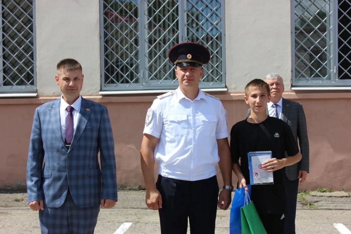 В УМВД России по городу Чебоксары в честь Дня образования Чувашской милиции вручили паспорта юным гражданам В УМВД России по городу Чебоксары в честь Дня образования Чувашской милиции вручили паспорта юным гражданам