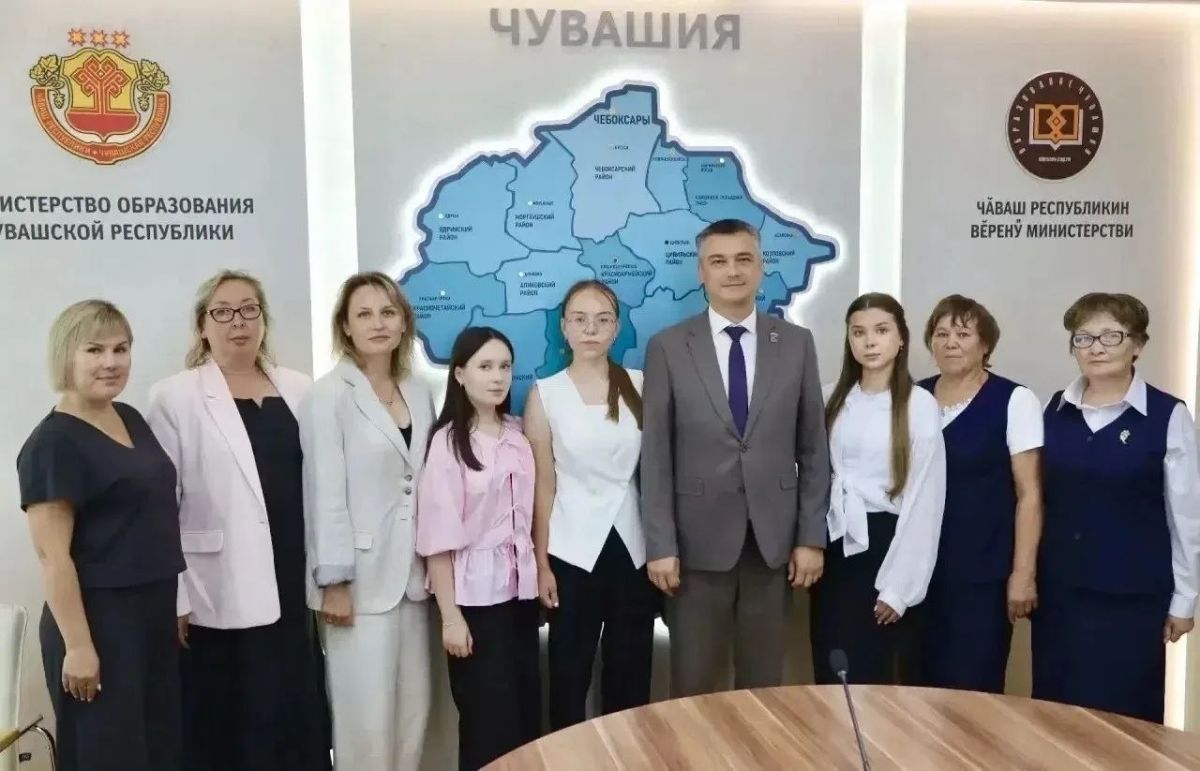 Дмитрий Захаров встретился с выпускницами-стобалльницами Чувашии Дмитрий Захаров встретился с выпускницами-стобалльницами Чувашии