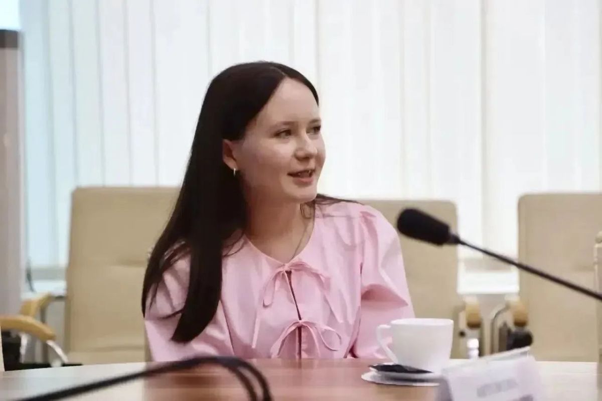Дмитрий Захаров встретился с выпускницами-стобалльницами Чувашии Дмитрий Захаров встретился с выпускницами-стобалльницами Чувашии