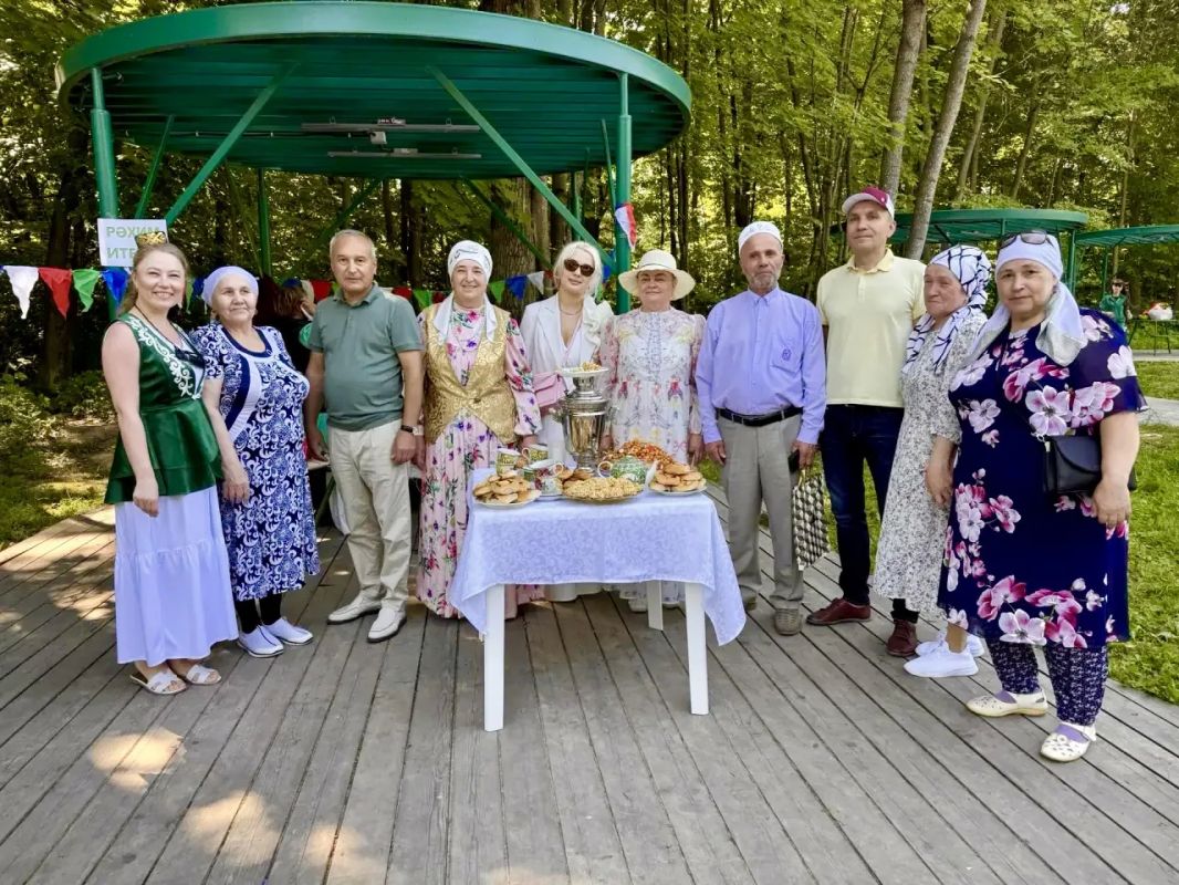 Ярко и самобытно сегодня в Новочебоксарске отметили Сабантуй – праздник плуга, поля, песен, игр и уникальной культуры татарского народа. Жители и гости города собрались в Ельниковской роще Ярко и самобытно сегодня в Новочебоксарске отметили Сабантуй – праздник плуга, поля, песен, игр и уникальной культуры татарского народа. Жители и гости города собрались в Ельниковской роще