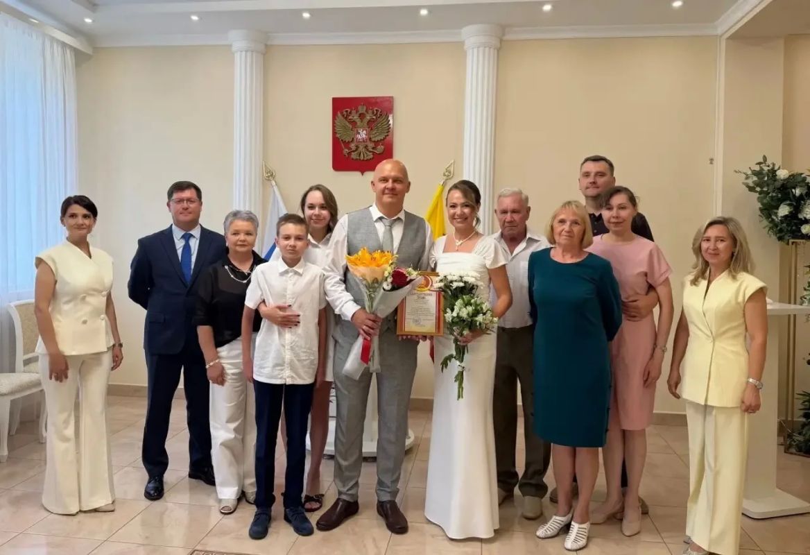 Панорама событий: в Калининском районе сделали "Шаг к здоровью", поздравили юбиляров семейной жизни и обсудили подготовку к осенне-зимнему периоду Панорама событий: в Калининском районе сделали "Шаг к здоровью", поздравили юбиляров семейной жизни и обсудили подготовку к осенне-зимнему периоду