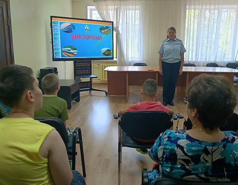 В Чувашии сотрудники транспортной полиции совместно с представителем общественного совета провели правовую беседу с детьми, отдыхающими в оздоровительном лагере В Чувашии сотрудники транспортной полиции совместно с представителем общественного совета провели правовую беседу с детьми, отдыхающими в оздоровительном лагере