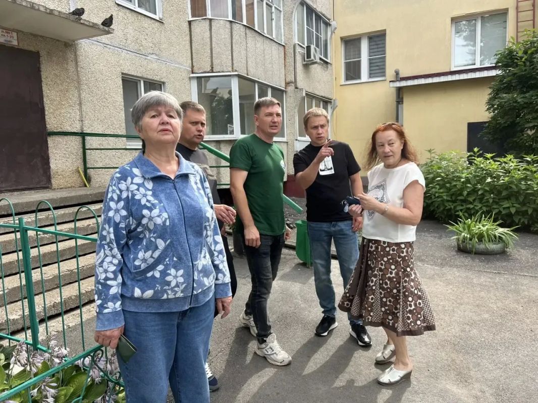 Двор на Семенова, 37 в нашем городе — настоящий пример для всей Чувашии! Его дважды за последние 5 лет признавали лучшим в республике, и это неудивительно: жители превратили пространство в цветущий сад Двор на Семенова, 37 в нашем городе — настоящий пример для всей Чувашии! Его дважды за последние 5 лет признавали лучшим в республике, и это неудивительно: жители превратили пространство в цветущий сад