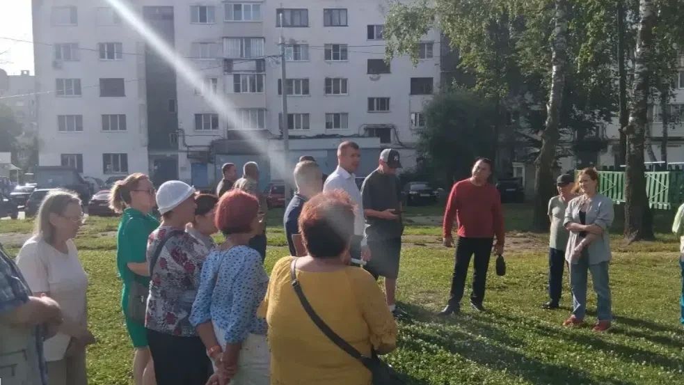 Единый информационный день в Калининском районе вчера завершился встречами во дворах Единый информационный день в Калининском районе вчера завершился встречами во дворах