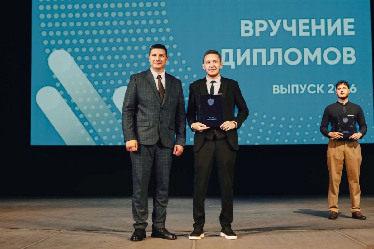 «От лекций к службе»: начальник УМВД России по городу Чебоксары вручил дипломы выпускникам юридического факультета Чебоксарского института Московского политехнического университета «От лекций к службе»: начальник УМВД России по городу Чебоксары вручил дипломы выпускникам юридического факультета Чебоксарского института Московского политехнического университета