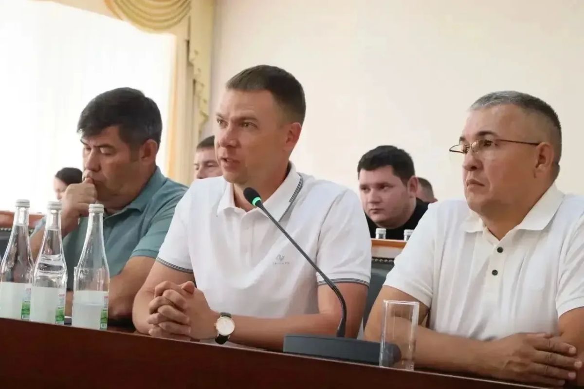 Дмитрий Захаров:. Вместе с вице-премьерами Владимиром Степановым и Олегом Марковым провели совещание с подрядчиками, которые занимаются капремонтом 38 школ Дмитрий Захаров:. Вместе с вице-премьерами Владимиром Степановым и Олегом Марковым провели совещание с подрядчиками, которые занимаются капремонтом 38 школ