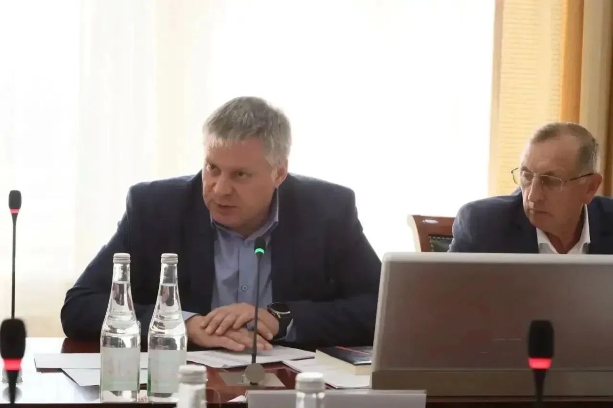 Дмитрий Захаров:. Вместе с вице-премьерами Владимиром Степановым и Олегом Марковым провели совещание с подрядчиками, которые занимаются капремонтом 38 школ Дмитрий Захаров:. Вместе с вице-премьерами Владимиром Степановым и Олегом Марковым провели совещание с подрядчиками, которые занимаются капремонтом 38 школ