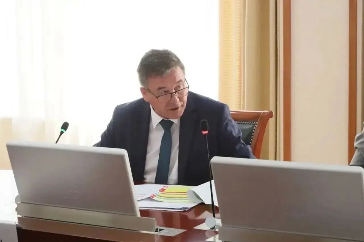 Дмитрий Захаров:. Вместе с вице-премьерами Владимиром Степановым и Олегом Марковым провели совещание с подрядчиками, которые занимаются капремонтом 38 школ Дмитрий Захаров:. Вместе с вице-премьерами Владимиром Степановым и Олегом Марковым провели совещание с подрядчиками, которые занимаются капремонтом 38 школ
