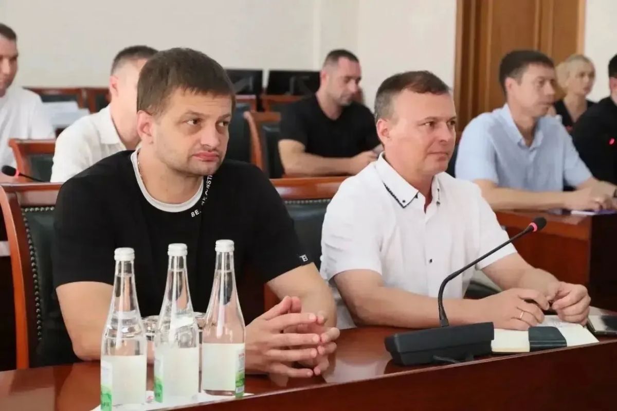 Дмитрий Захаров:. Вместе с вице-премьерами Владимиром Степановым и Олегом Марковым провели совещание с подрядчиками, которые занимаются капремонтом 38 школ Дмитрий Захаров:. Вместе с вице-премьерами Владимиром Степановым и Олегом Марковым провели совещание с подрядчиками, которые занимаются капремонтом 38 школ