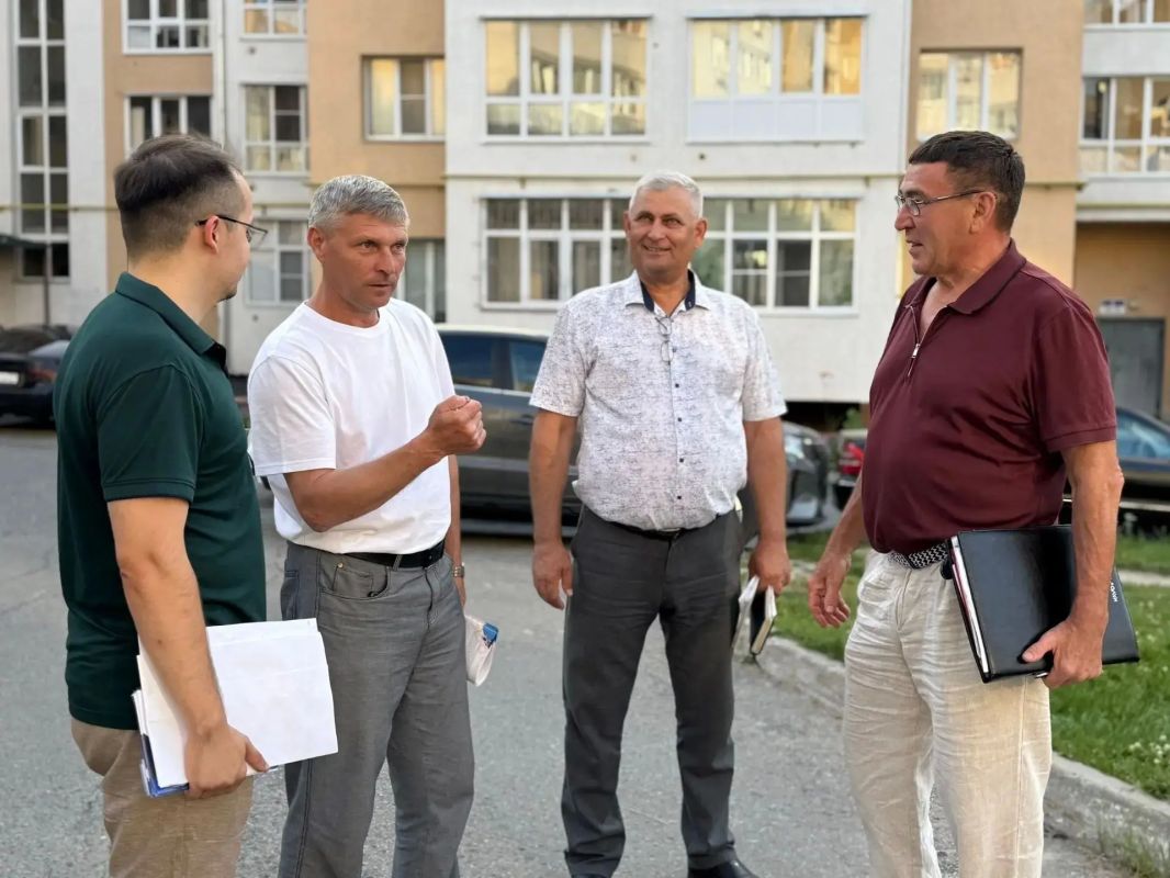 Жители сами решают, какими станут их дворы: детские площадки, дороги и безопасность Жители сами решают, какими станут их дворы: детские площадки, дороги и безопасность