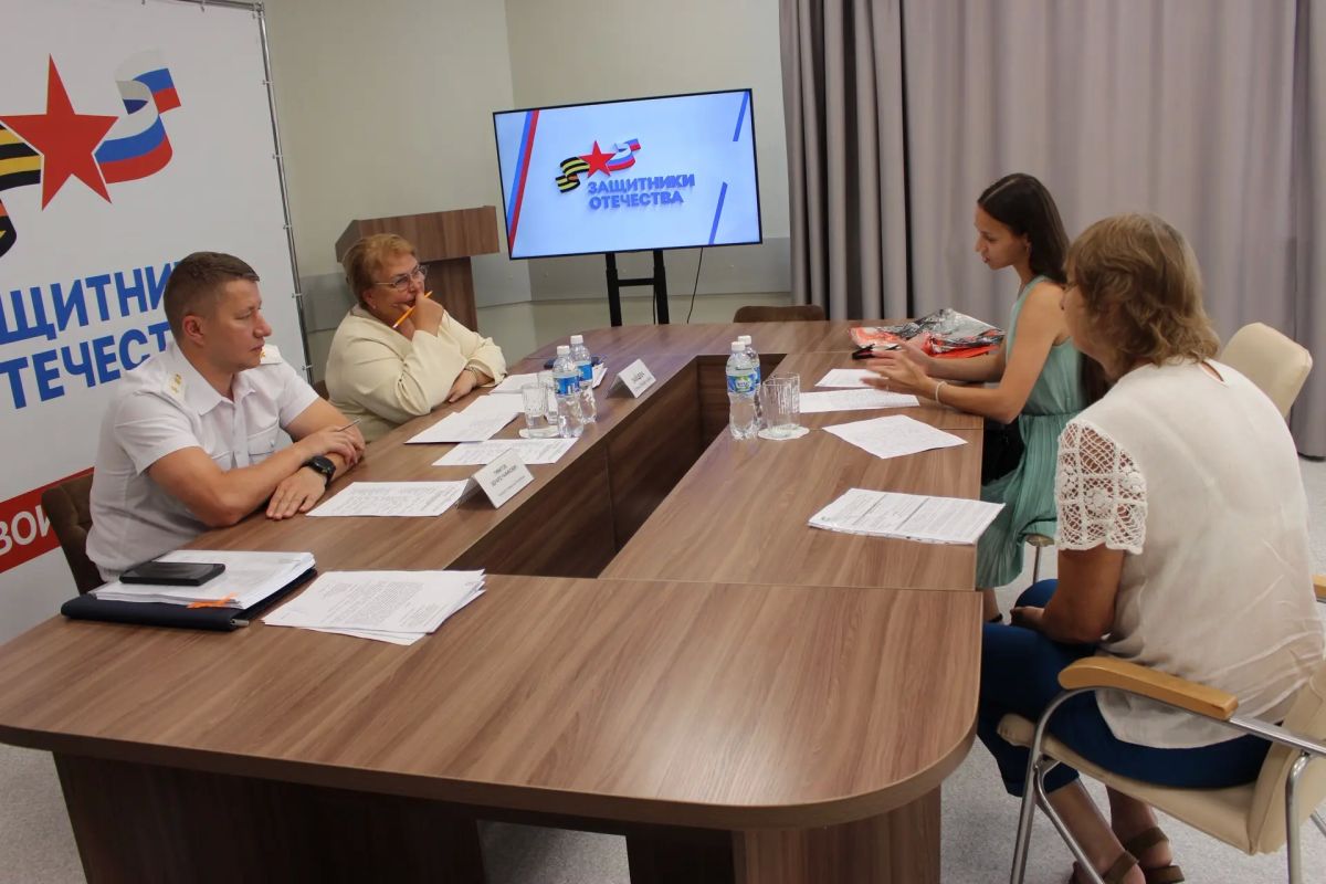 Прокурор Чувашской Республики Эдуард Гиматов совместно с руководителем регионального филиала фонда «Защитники Отечества» Еленой Зайцевой провел личный прием участников СВО и членов их семей Прокурор Чувашской Республики Эдуард Гиматов совместно с руководителем регионального филиала фонда «Защитники Отечества» Еленой Зайцевой провел личный прием участников СВО и членов их семей