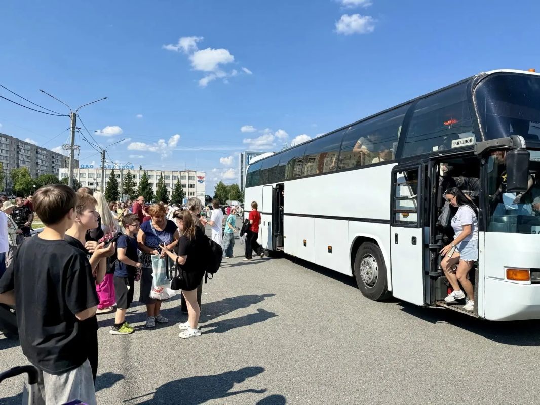 Теплые объятия, звонкий смех и слезы радости — так Новочебоксарск встречал ребят из первой смены лагеря «Звездочка» Теплые объятия, звонкий смех и слезы радости — так Новочебоксарск встречал ребят из первой смены лагеря «Звездочка»