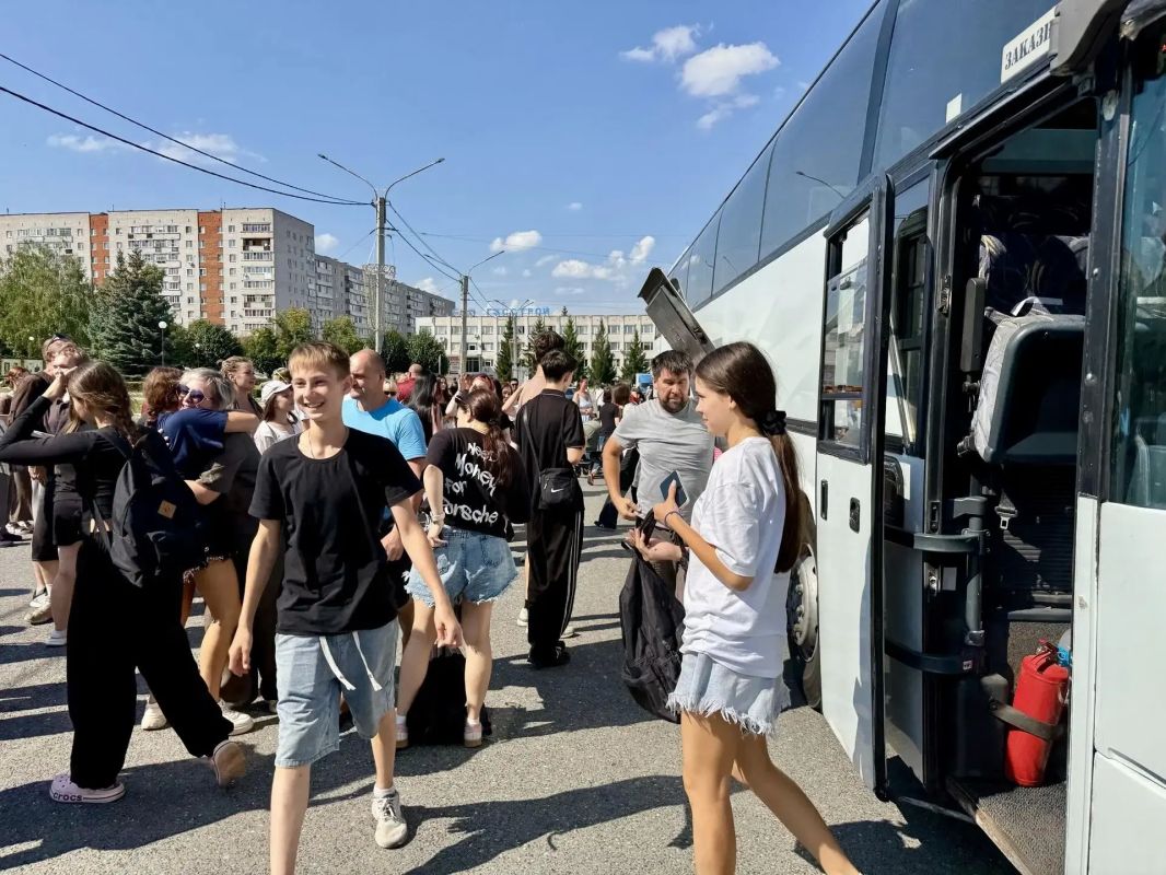 Теплые объятия, звонкий смех и слезы радости — так Новочебоксарск встречал ребят из первой смены лагеря «Звездочка» Теплые объятия, звонкий смех и слезы радости — так Новочебоксарск встречал ребят из первой смены лагеря «Звездочка»