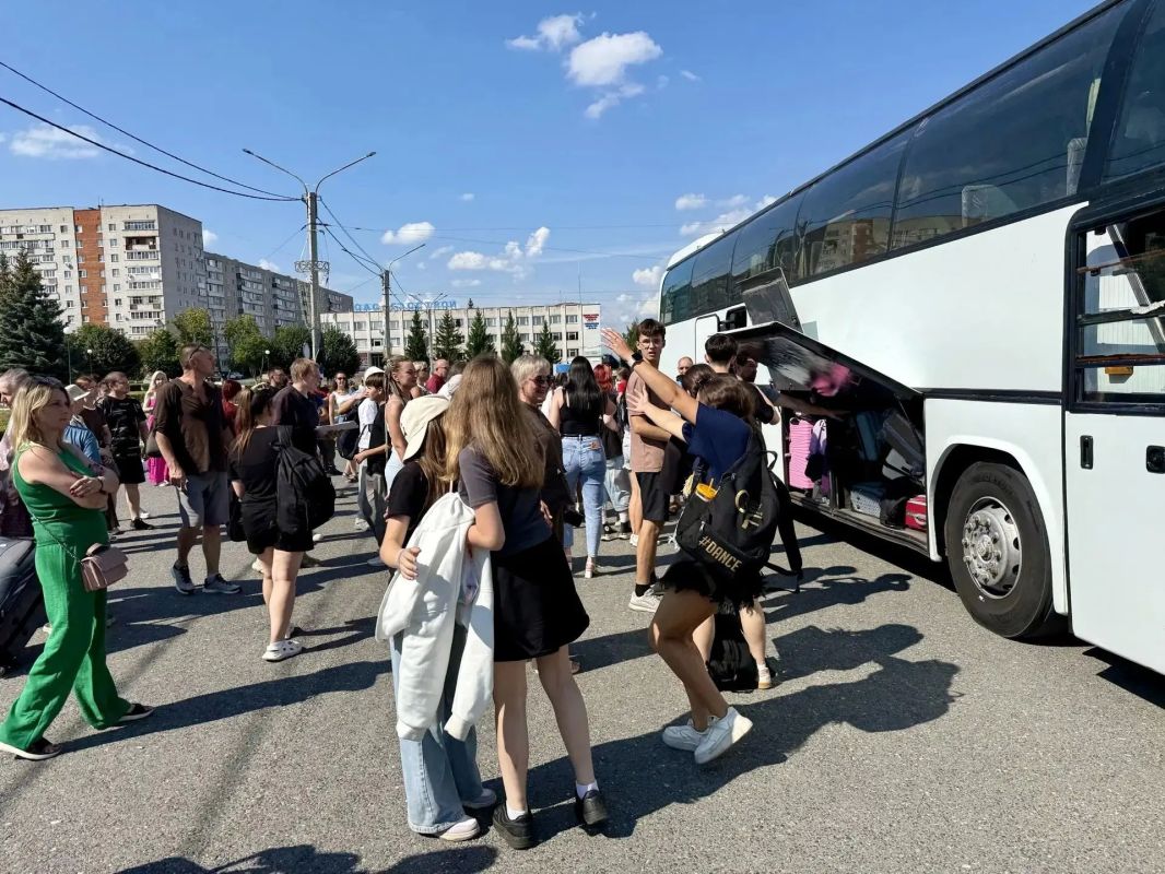 Теплые объятия, звонкий смех и слезы радости — так Новочебоксарск встречал ребят из первой смены лагеря «Звездочка» Теплые объятия, звонкий смех и слезы радости — так Новочебоксарск встречал ребят из первой смены лагеря «Звездочка»