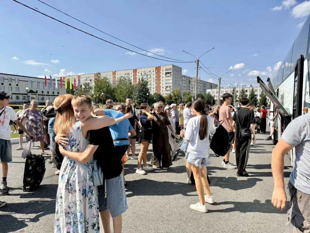 Теплые объятия, звонкий смех и слезы радости — так Новочебоксарск встречал ребят из первой смены лагеря «Звездочка» Теплые объятия, звонкий смех и слезы радости — так Новочебоксарск встречал ребят из первой смены лагеря «Звездочка»