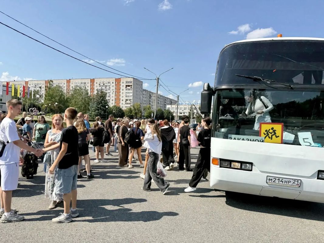 Теплые объятия, звонкий смех и слезы радости — так Новочебоксарск встречал ребят из первой смены лагеря «Звездочка» Теплые объятия, звонкий смех и слезы радости — так Новочебоксарск встречал ребят из первой смены лагеря «Звездочка»