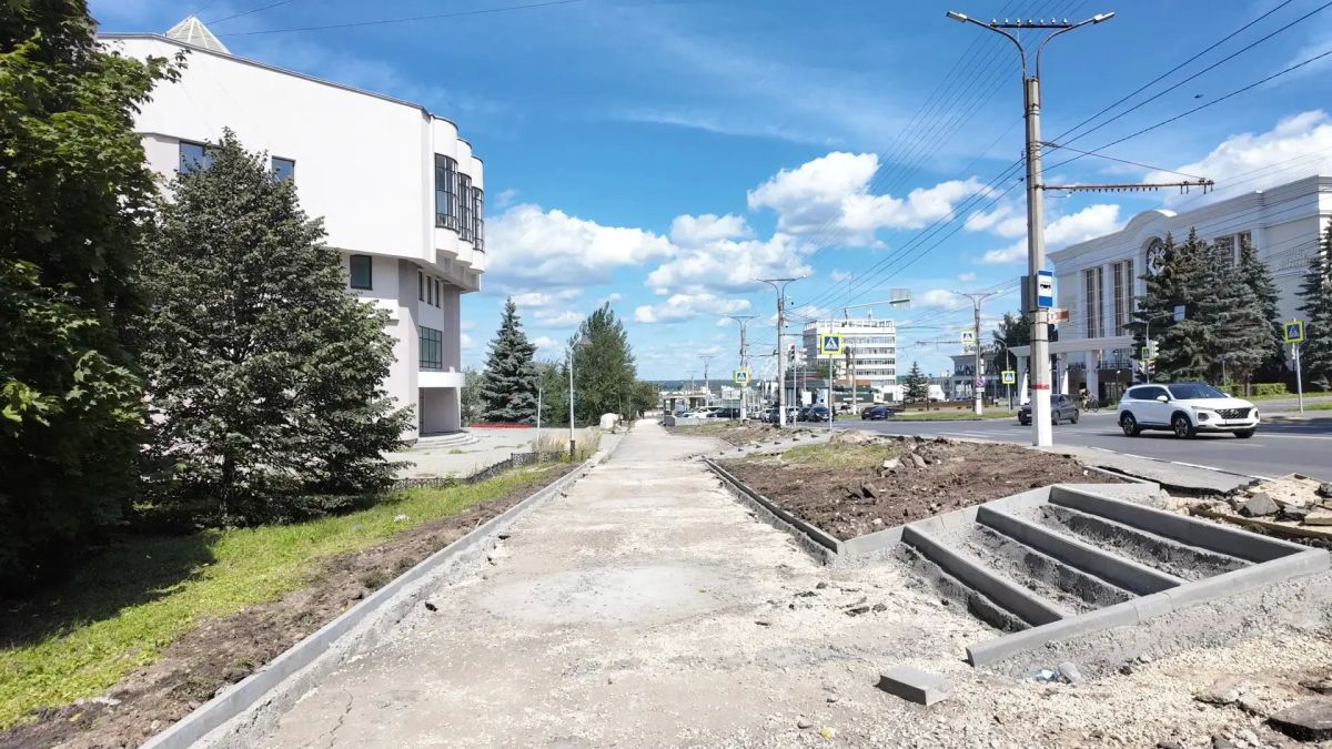 Красивейшее место Чебоксар преображается: новый тротуар на Президентском бульваре Красивейшее место Чебоксар преображается: новый тротуар на Президентском бульваре