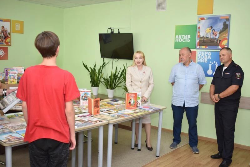 В Чувашии представители Общественного совета при МВД по региону передали свыше 300 книг Центру временного содержания несовершеннолетних правонарушителей В Чувашии представители Общественного совета при МВД по региону передали свыше 300 книг Центру временного содержания несовершеннолетних правонарушителей