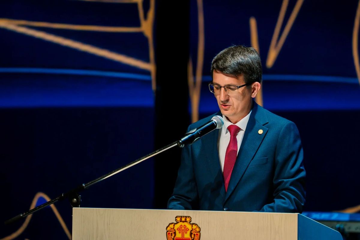 Сегодня мы чествовали тех, кто создает облик наших городов и сел: возводит здания, строит дороги, прокладывает коммуникации и благоустраивает территории Сегодня мы чествовали тех, кто создает облик наших городов и сел: возводит здания, строит дороги, прокладывает коммуникации и благоустраивает территории
