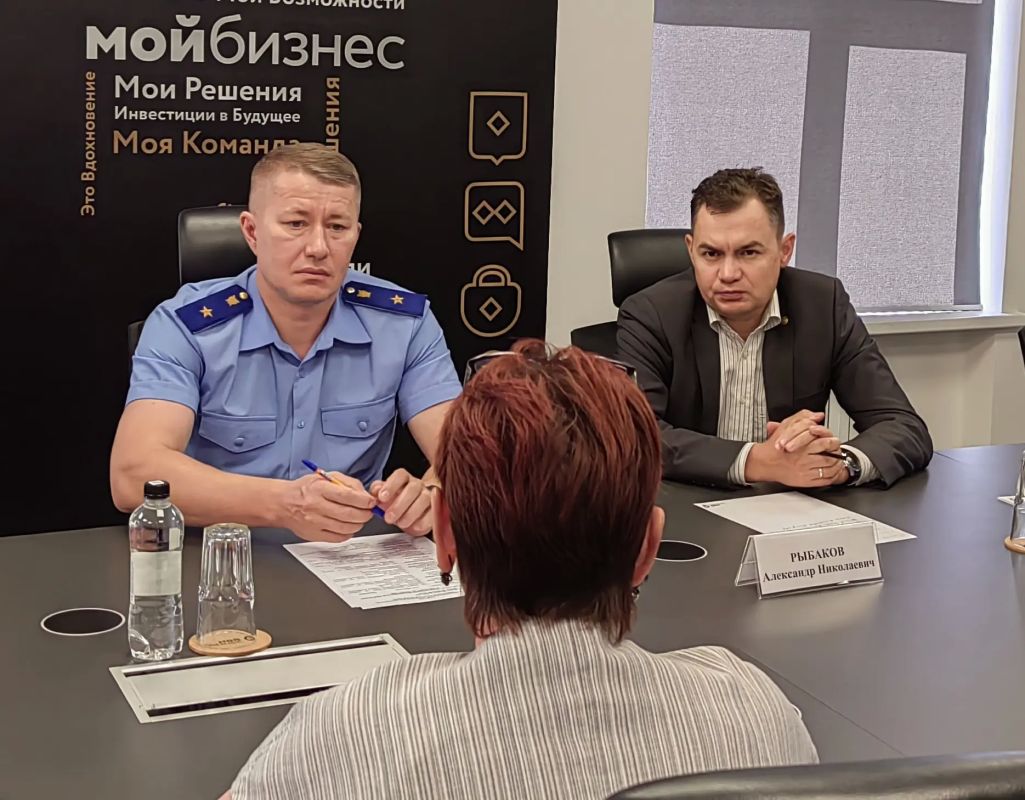 Прокурор Чувашии Эдуард Гиматов совместно с уполномоченным по защите прав предпринимателей в Чувашской Республике Александром Рыбаковым провел прием представителей предпринимательского сообщества региона Прокурор Чувашии Эдуард Гиматов совместно с уполномоченным по защите прав предпринимателей в Чувашской Республике Александром Рыбаковым провел прием представителей предпринимательского сообщества региона