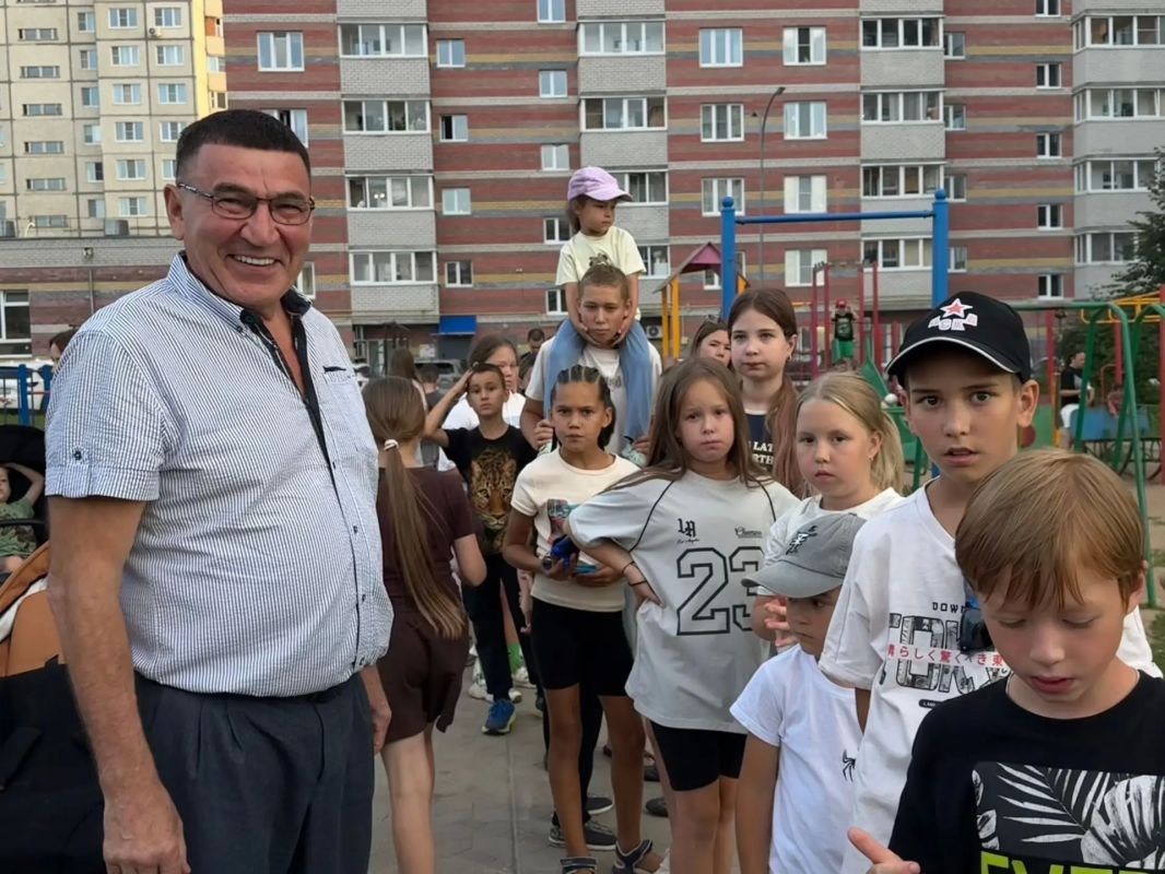 Соседи становятся ближе: душевный праздник прошёл на Правой Набережной Сугутки Соседи становятся ближе: душевный праздник прошёл на Правой Набережной Сугутки