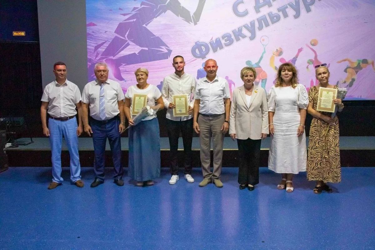 В преддверии Дня физкультурника в ДК «Химик» состоялось чествование спортсменов, тренеров и ветеранов отрасли В преддверии Дня физкультурника в ДК «Химик» состоялось чествование спортсменов, тренеров и ветеранов отрасли
