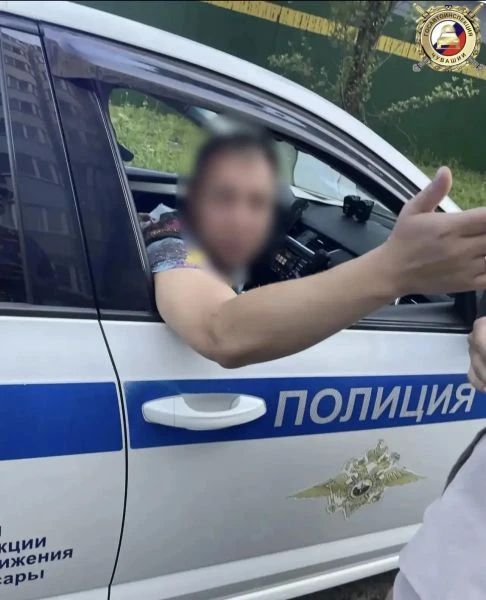 В Чувашии инспектор МРЭО Госавтоинспекции по пути на службу задержал пьяного водителя В Чувашии инспектор МРЭО Госавтоинспекции по пути на службу задержал пьяного водителя