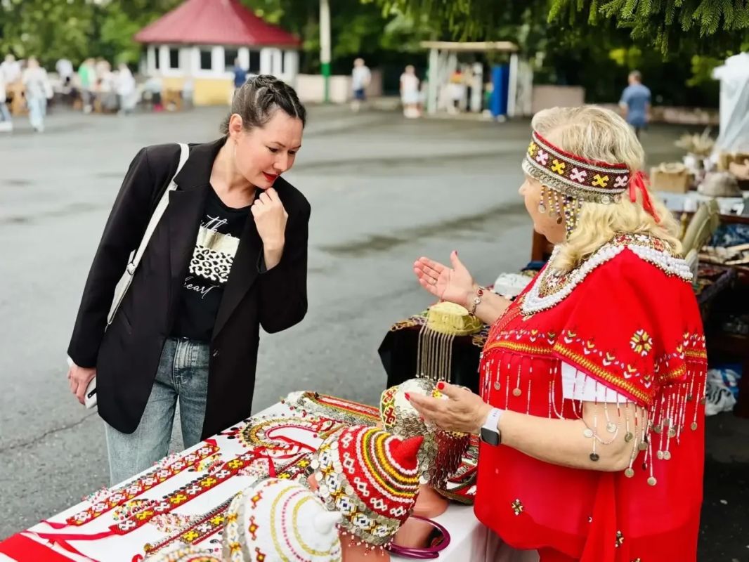 Один город — сотни культур: в Чебоксарах проходит фестиваль «Городской пикник» Один город — сотни культур: в Чебоксарах проходит фестиваль «Городской пикник»