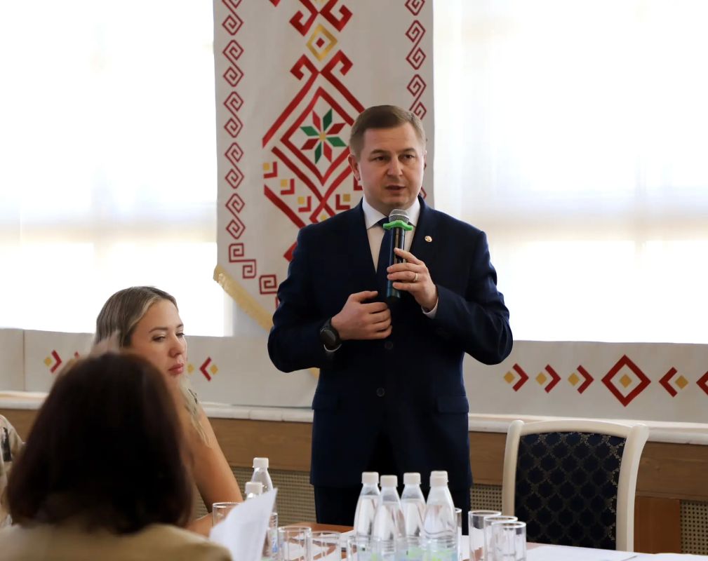 Сегодня состоялась стратегическая сессия по развитию культуры с участием заместителя Председателя Кабинета Министров Чувашской Республики Владимира Степанова, министра культуры Чувашии Светланы Каликовой, представителей... Сегодня состоялась стратегическая сессия по развитию культуры с участием заместителя Председателя Кабинета Министров Чувашской Республики Владимира Степанова, министра культуры Чувашии Светланы Каликовой, представителей...