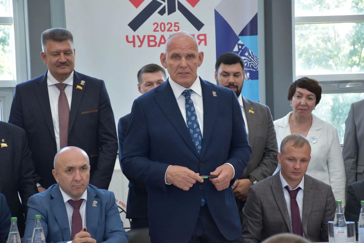 Сенатор Российской Федерации Александр Карелин, Председатель Кабинета Министров Чувашской Республики Сергей Артамонов, министр физической культуры и спорта Чувашской Республики Василий Петров и другие почетные гости посетили... Сенатор Российской Федерации Александр Карелин, Председатель Кабинета Министров Чувашской Республики Сергей Артамонов, министр физической культуры и спорта Чувашской Республики Василий Петров и другие почетные гости посетили...
