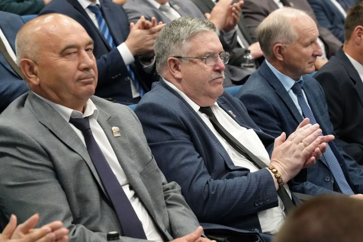 Леонид Черкесов: В Чувашскую Республику с рабочим визитом прибыл сенатор РФ, Герой России, трехкратный Олимпийский чемпион, член Высшего политического совета партии Единая Россия, председатель общественного совета проекта... Леонид Черкесов: В Чувашскую Республику с рабочим визитом прибыл сенатор РФ, Герой России, трехкратный Олимпийский чемпион, член Высшего политического совета партии Единая Россия, председатель общественного совета проекта...