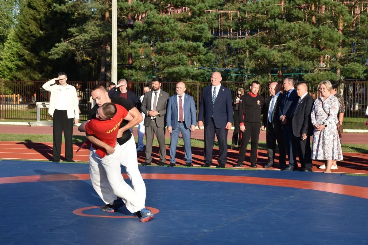 Трехкратный олимпийский чемпион, Герой Российской Федерации Александр Карелин совершил рабочую поездку в физкультурно-оздоровительный центр «Росинка» Трехкратный олимпийский чемпион, Герой Российской Федерации Александр Карелин совершил рабочую поездку в физкультурно-оздоровительный центр «Росинка»
