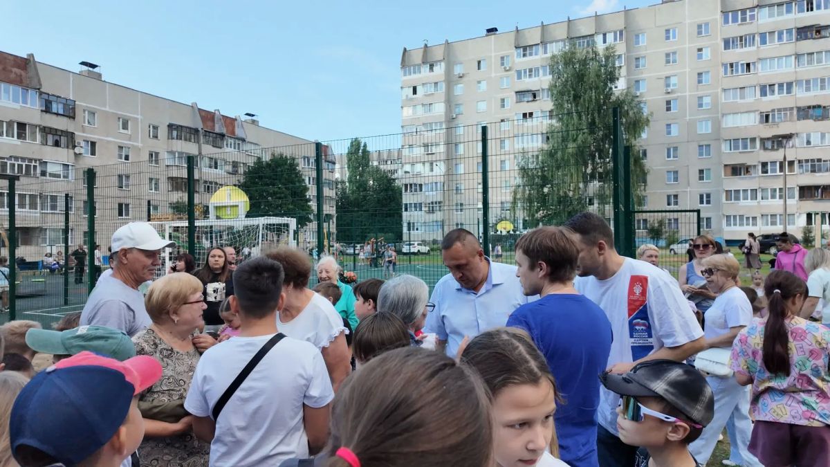Жители домов Гражданская, 66, 68 и 70 получили подарок ко Дню города – во дворе открылась современная детская площадка, построенная по программе Главы Чувашии Олега Николаева «НИМЕ – Народный бюджет» Жители домов Гражданская, 66, 68 и 70 получили подарок ко Дню города – во дворе открылась современная детская площадка, построенная по программе Главы Чувашии Олега Николаева «НИМЕ – Народный бюджет»