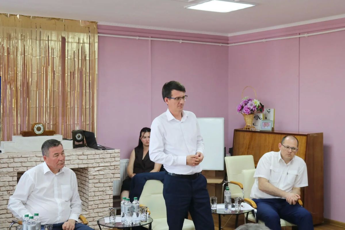 «У Мариинского Посада огромный потенциал», – отметил премьер-министр Сергей Артамонов на встрече с жителями округа «У Мариинского Посада огромный потенциал», – отметил премьер-министр Сергей Артамонов на встрече с жителями округа