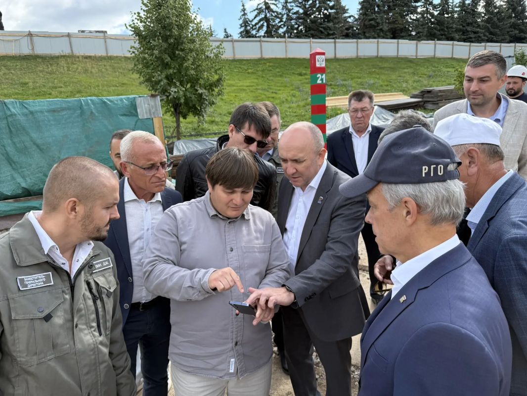Вместе с премьер-министром Сергеем Артамоновым оценили ход работ в парке Победы Вместе с премьер-министром Сергеем Артамоновым оценили ход работ в парке Победы