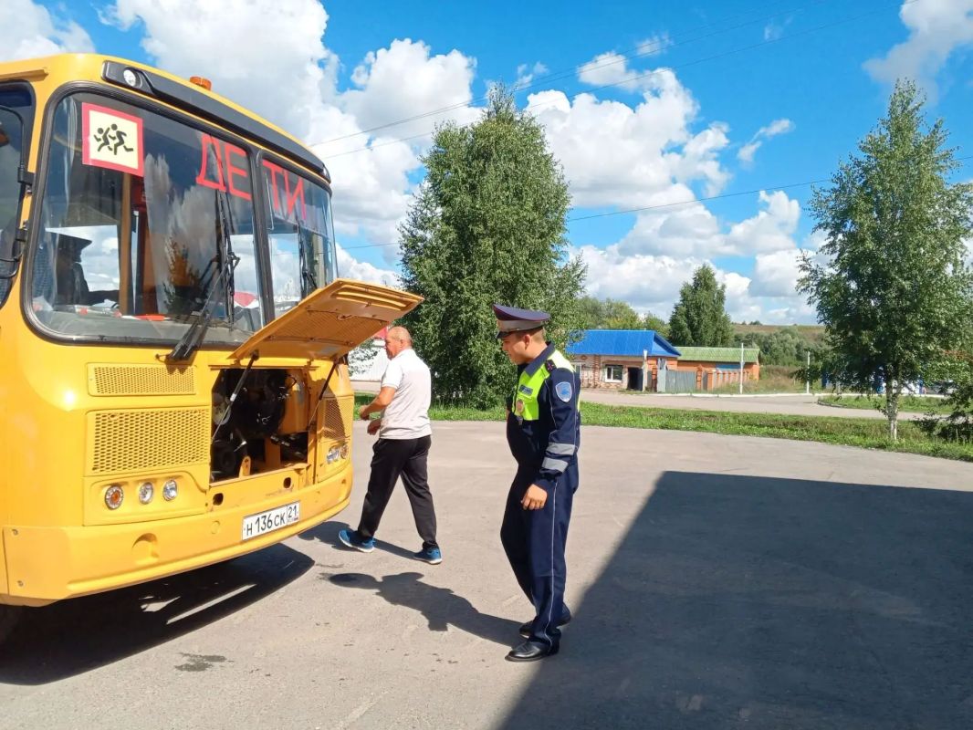 Перед началом учебного года госавтоинспекторы в Янтиковском округе проверили школьные автобусы Перед началом учебного года госавтоинспекторы в Янтиковском округе проверили школьные автобусы