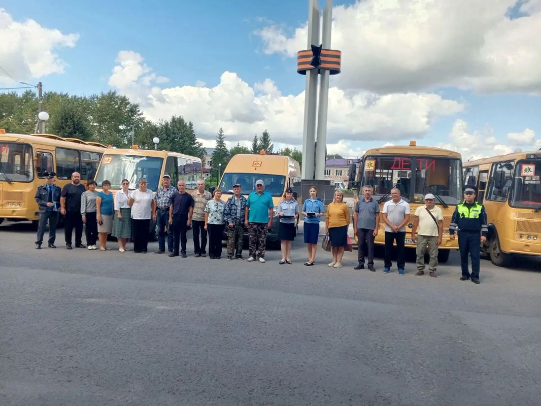 Перед началом учебного года госавтоинспекторы в Янтиковском округе проверили школьные автобусы Перед началом учебного года госавтоинспекторы в Янтиковском округе проверили школьные автобусы