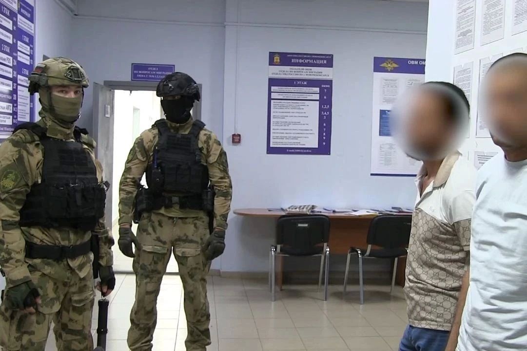 Сотрудники ОМОН «Сувар» Управления Росгвардии по Чувашской Республике совместно с коллегами из управления ФСБ и МВД по региону провели рейды по местам пребывания иностранцев Сотрудники ОМОН «Сувар» Управления Росгвардии по Чувашской Республике совместно с коллегами из управления ФСБ и МВД по региону провели рейды по местам пребывания иностранцев