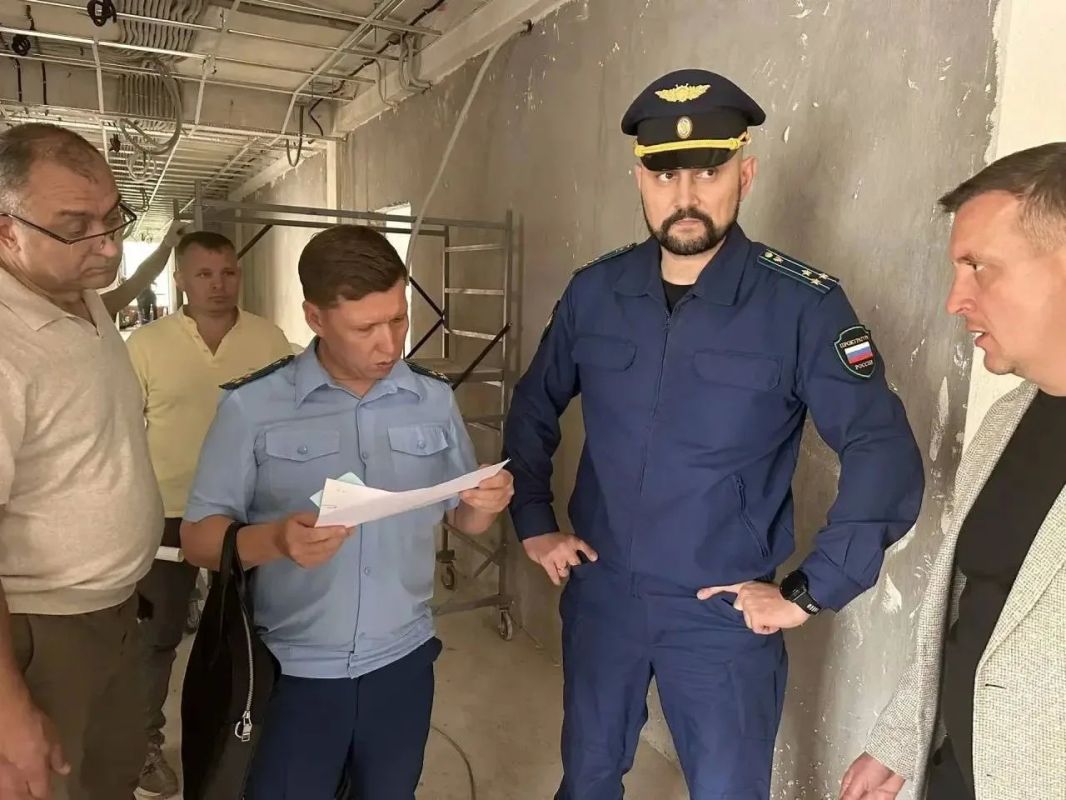 Первый заместитель прокурора Чувашии Михаил Шпаков совместно с представителями администрации г. Чебоксары и подрядных организаций посетил МБОУ «Средняя общеобразовательная школа № 19», МБОУ «Средняя общеобразовательная школа... Первый заместитель прокурора Чувашии Михаил Шпаков совместно с представителями администрации г. Чебоксары и подрядных организаций посетил МБОУ «Средняя общеобразовательная школа № 19», МБОУ «Средняя общеобразовательная школа...