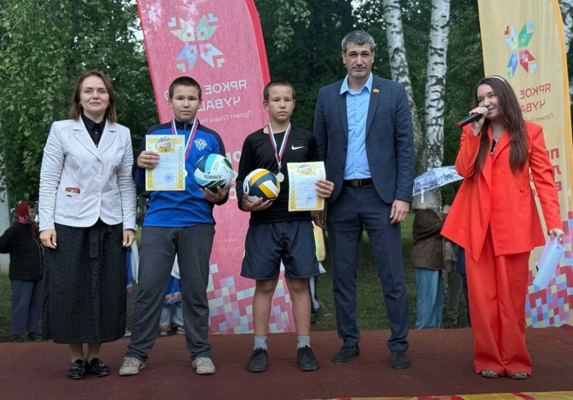В Новых Лапсарах открылась новая многофункциональная спортивная площадка В Новых Лапсарах открылась новая многофункциональная спортивная площадка