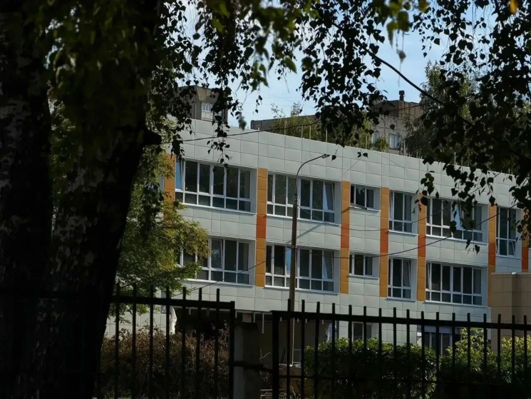 Первый заместитель прокурора Чувашии Михаил Шпаков совместно с представителями администрации г. Чебоксары и подрядных организаций посетил МБОУ «Средняя общеобразовательная школа № 19», МБОУ «Средняя общеобразовательная школа... Первый заместитель прокурора Чувашии Михаил Шпаков совместно с представителями администрации г. Чебоксары и подрядных организаций посетил МБОУ «Средняя общеобразовательная школа № 19», МБОУ «Средняя общеобразовательная школа...