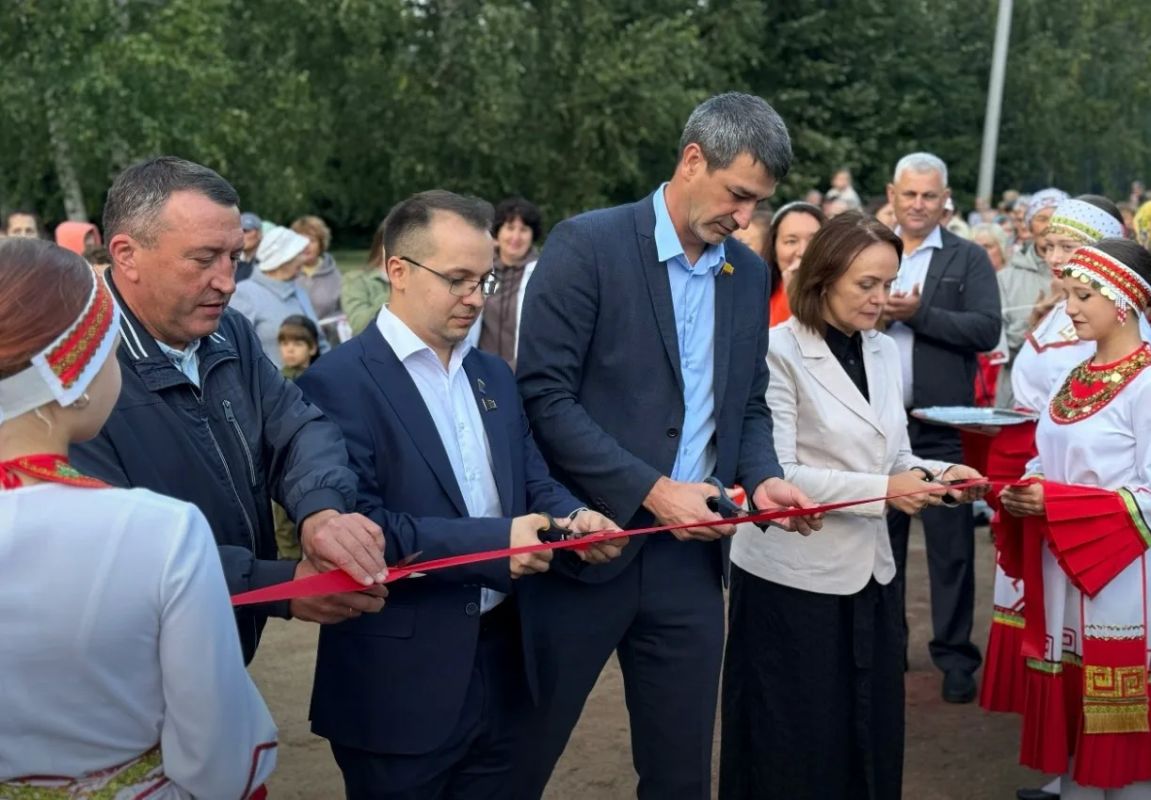 В Новых Лапсарах открылась новая многофункциональная спортивная площадка В Новых Лапсарах открылась новая многофункциональная спортивная площадка